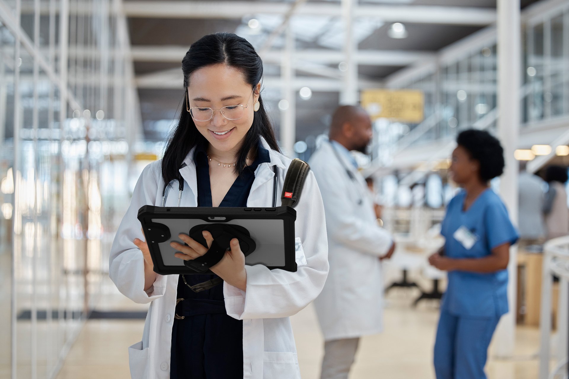 Healthcare-scenario-female-doctor-with-tablet-axtion-go-cwm404mp
